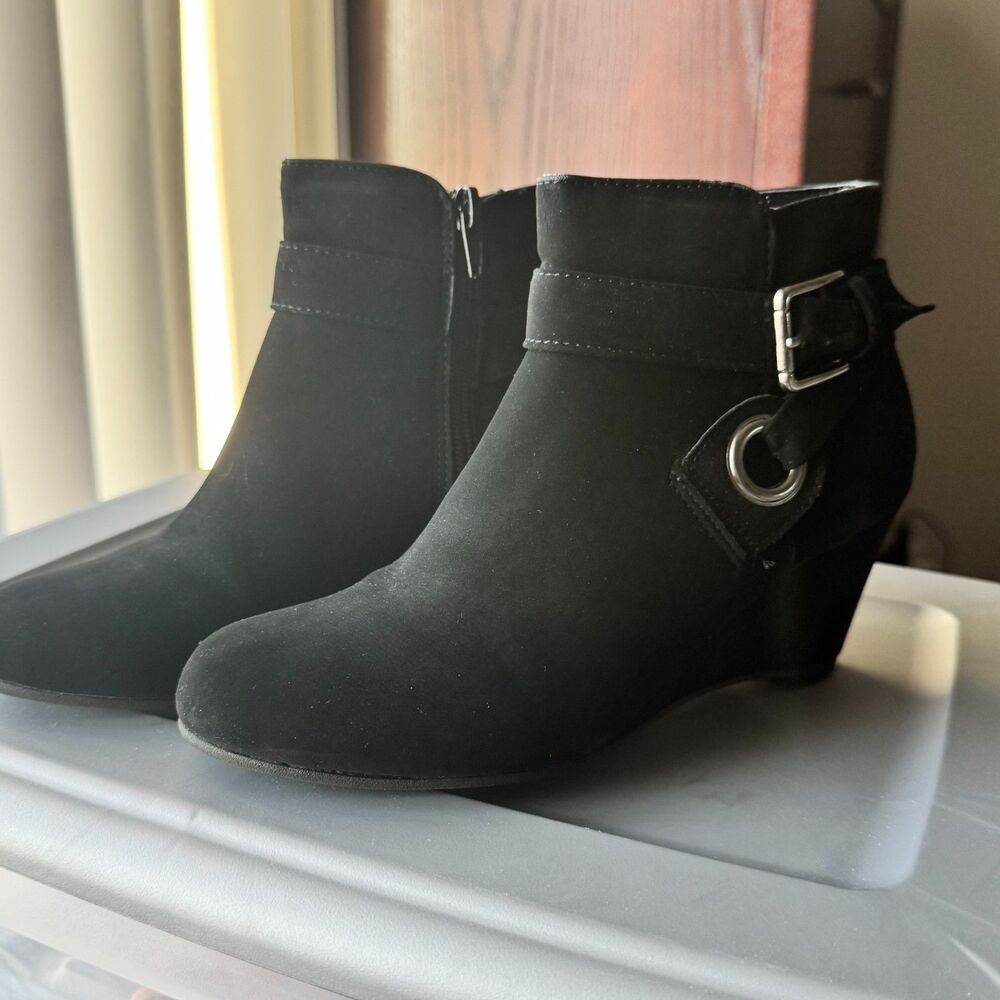 Andiamo Ataylor Black Suede Wedge Ankle Boots Buckle Grommet Side Zip 5.5M